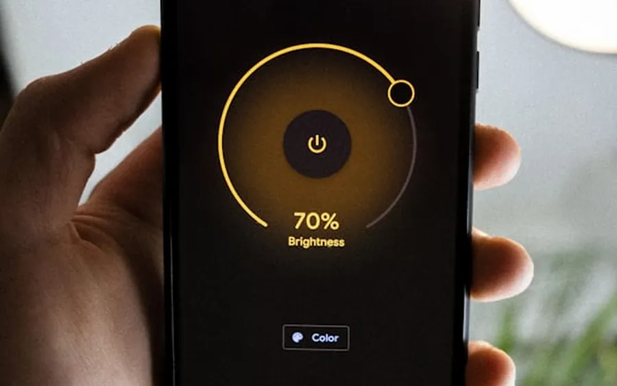 App de celular controlando dispositivo conectado