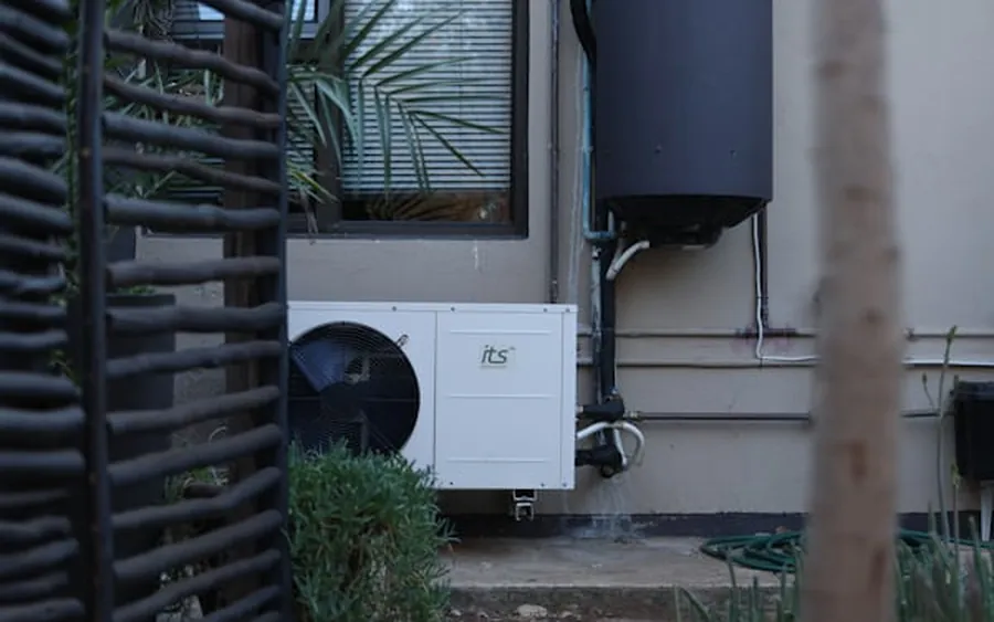 Bomba de calor instalada próxima a uma janela