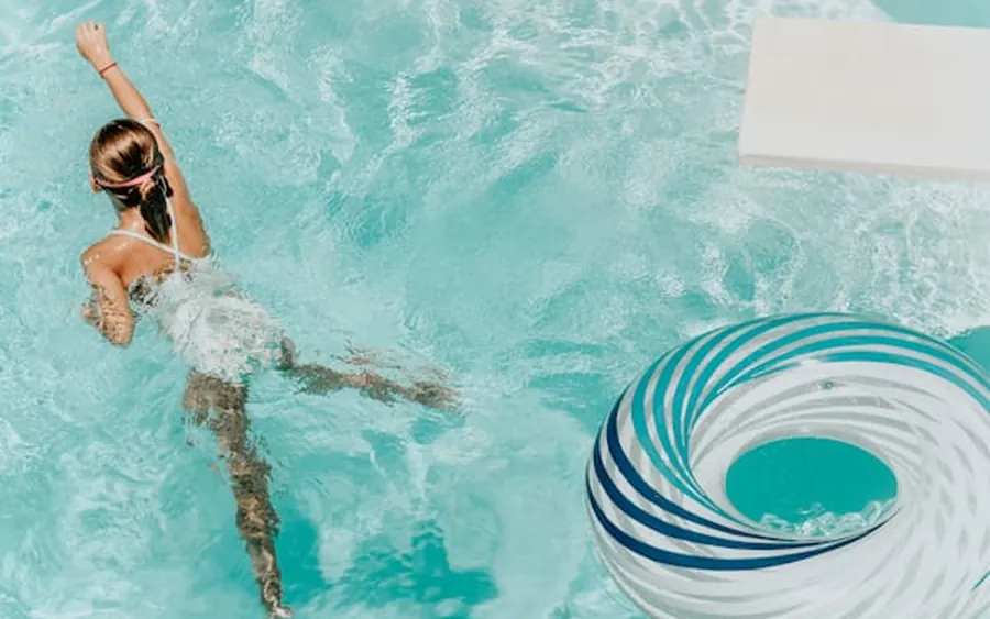 Escada de acesso a uma piscina
