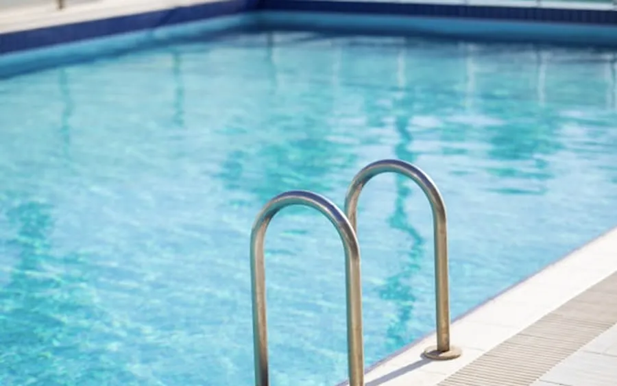 Corrimão de acesso a uma piscina