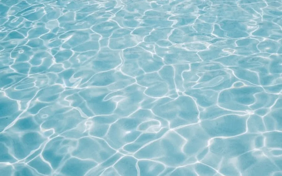 Água azul-turquesa de piscina