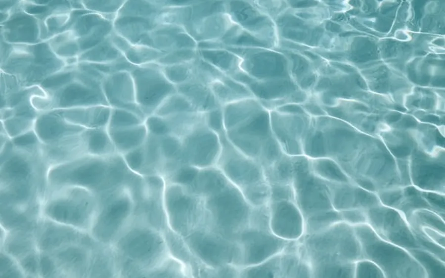 Água cristalina de piscina
