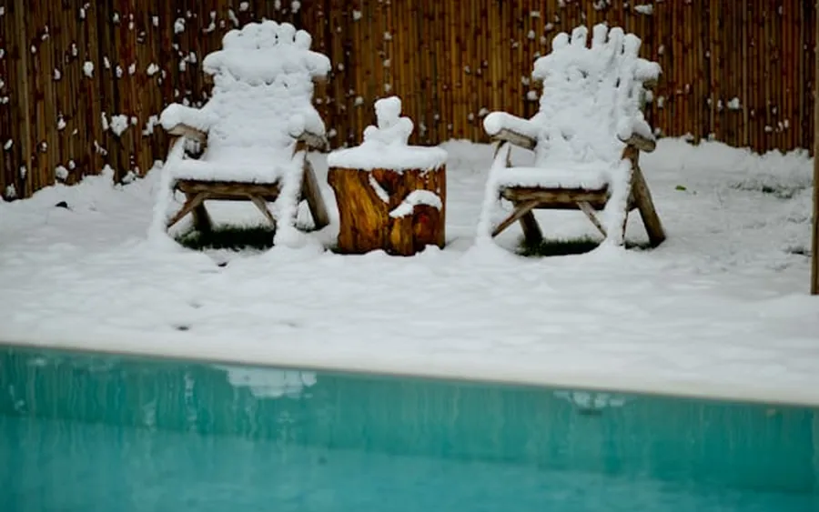 Piscina coberta de neve no inverno