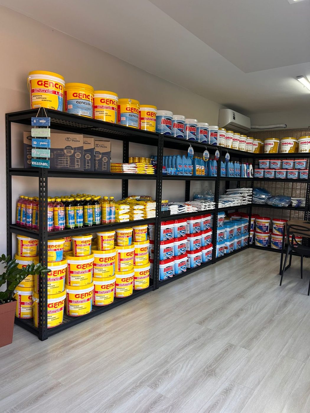 Interior da loja Villepool